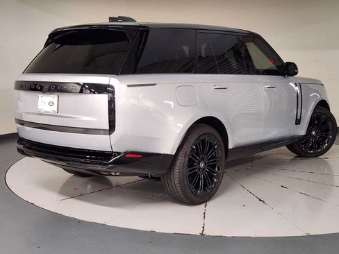 Used 2025 Land Rover Range Rover SE AWD/4WD image 2