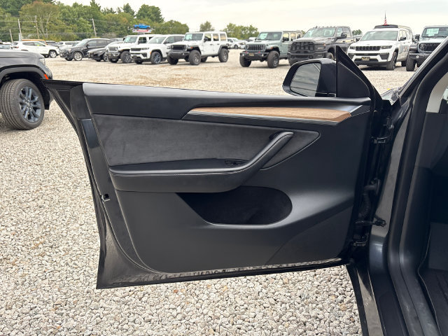 Used 2025 Tesla Model Y Long Range AWD/4WD image 17