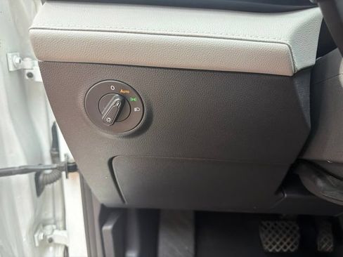 Used 2024 Volkswagen Taos SE FWD image 19