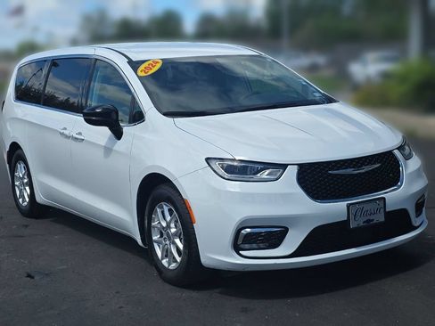 Used 2024 Chrysler Pacifica Touring-L FWD image 10