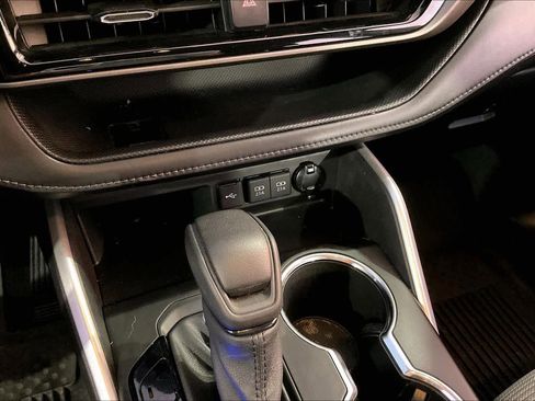 Used 2021 Toyota Highlander L image 35