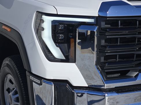 Used 2024 GMC Sierra 2500 Pro w/ Convenience Package image 10