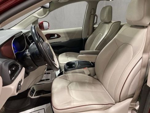 Used 2019 Chrysler Pacifica Limited w/ Tire & Wheel Group image 12