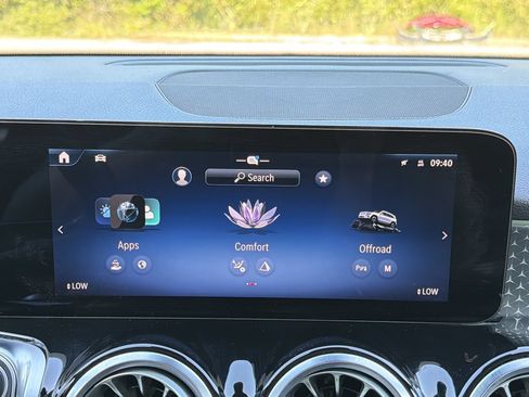 Used 2025 Mercedes-Benz GLB 250 4MATIC image 4