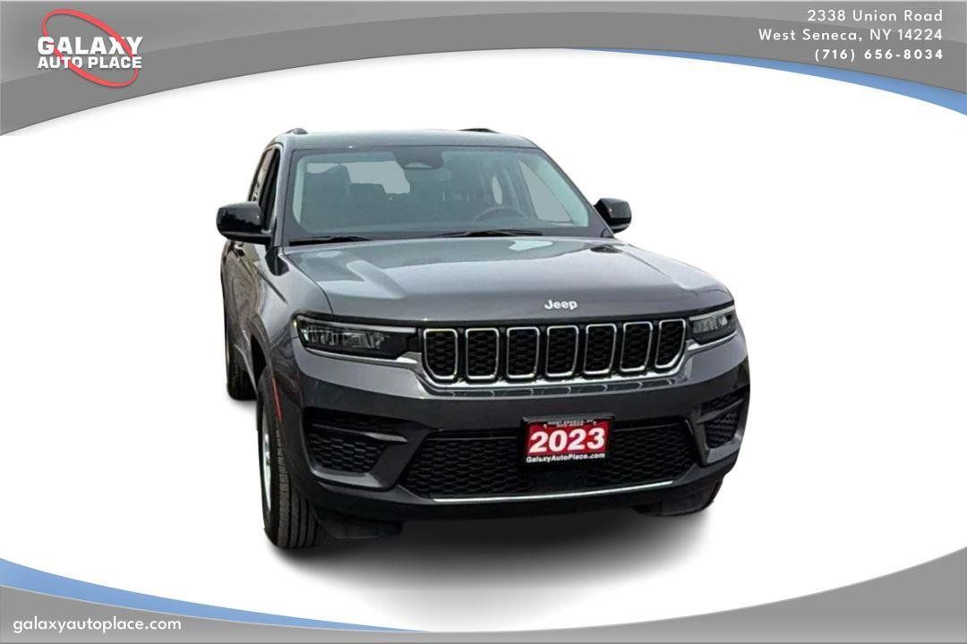 Used 2023 Jeep Grand Cherokee Laredo w/ Luxury Tech Group I AWD/4WD image 3