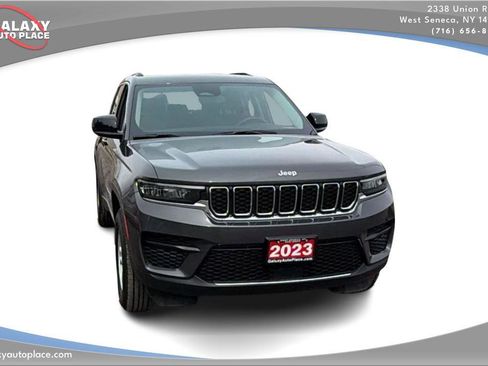 Used 2023 Jeep Grand Cherokee Laredo w/ Luxury Tech Group I AWD/4WD image 3