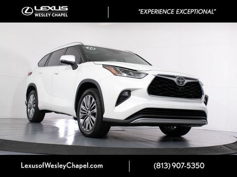 Used 2020 Toyota Highlander Platinum FWD image 1