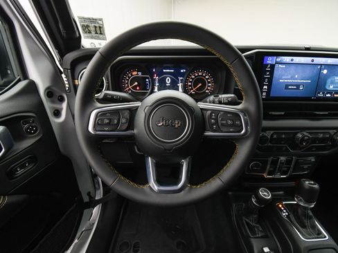 Used 2024 Jeep Wrangler Sahara image 13