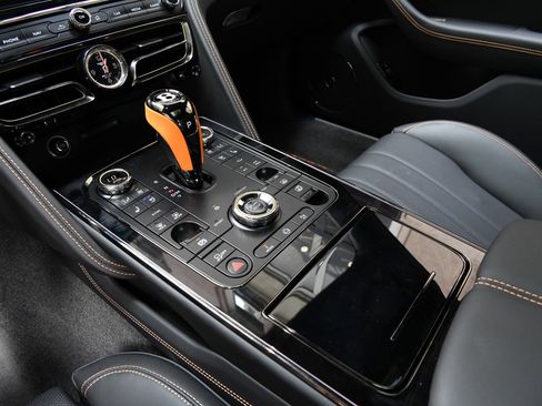 New 2025 Bentley Flying Spur Plug-In Hybrid image 18