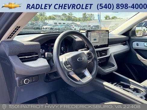 Used 2025 Ford Explorer Active AWD/4WD image 4