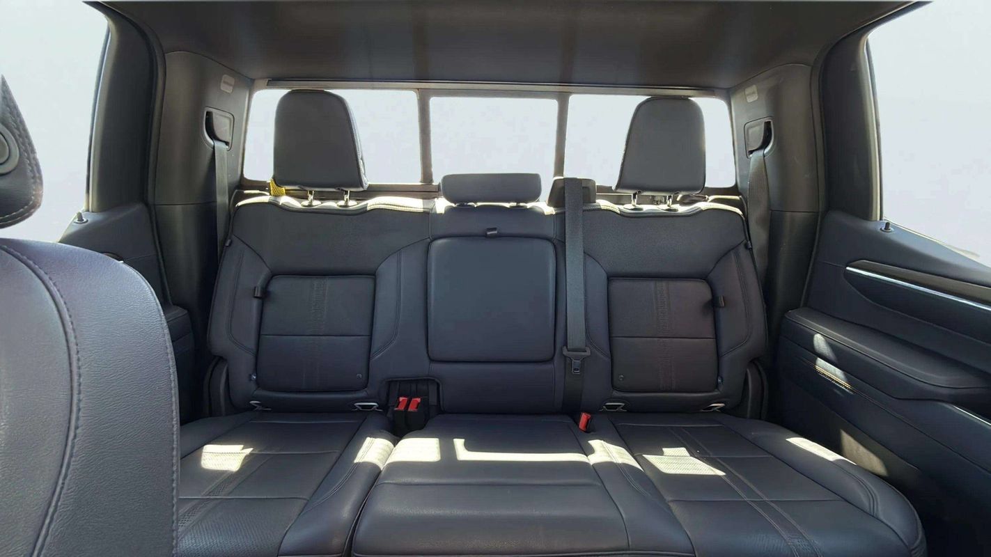 Used 2023 Chevrolet Silverado 1500 High Country w/ High Country Premium Package AWD/4WD image 17