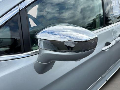 Used 2022 Chrysler Pacifica Limited w/ Uconnect Theater Family Group image 11