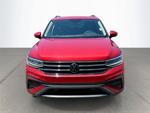 Used 2023 Volkswagen Tiguan SE w/ Panoramic Sunroof Package FWD image 9