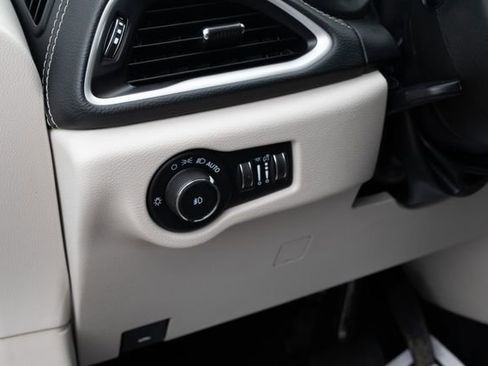 Used 2023 Chrysler Pacifica Touring-L image 16