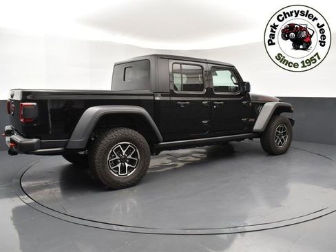 Used 2024 Jeep Gladiator Rubicon w/ Technology Group AWD/4WD image 3