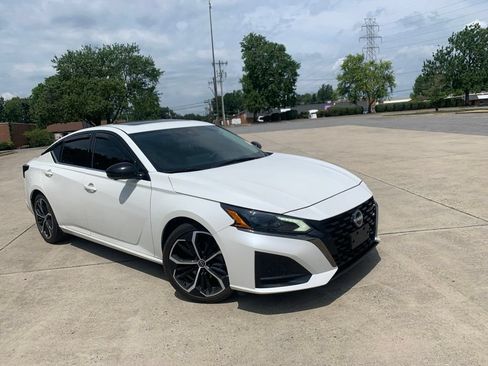 Used 2023 Nissan Altima 2.0 SR FWD image 5