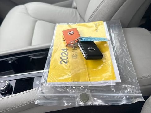 Used 2024 Volvo XC90 B5 Core image 5