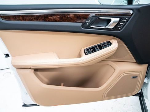 New 2026 Porsche Macan image 23