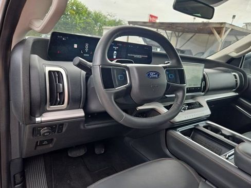 Used 2025 Ford Expedition Active AWD/4WD image 15