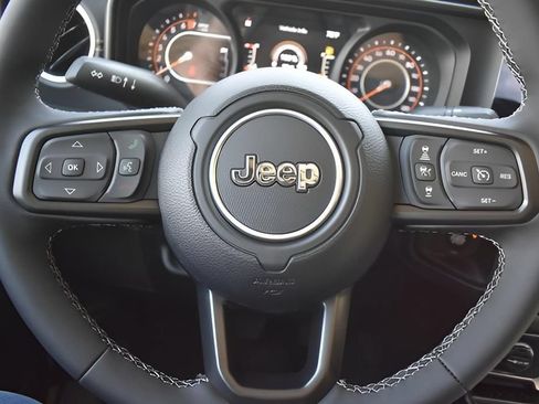 Used 2025 Jeep Gladiator Sport AWD/4WD image 19
