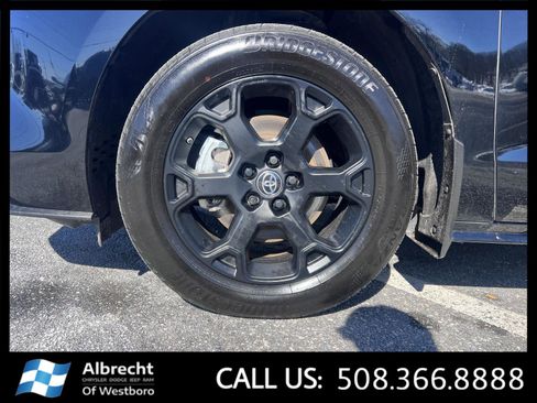 Used 2025 Toyota Sienna XLE Woodland Edition image 33