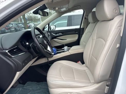 Used 2023 Buick Enclave Essence image 4
