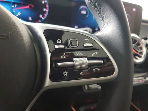 Used 2023 Mercedes-Benz GLB 250 image 25