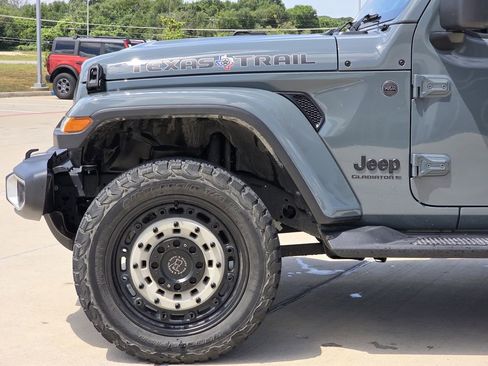 Used 2025 Jeep Gladiator Sport AWD/4WD image 6