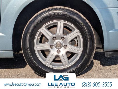 Used 2010 Chrysler Town & Country Touring image 8