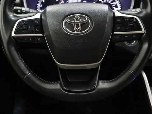 Used 2022 Toyota Highlander XLE FWD image 25