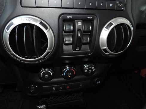Used 2016 Jeep Wrangler Unlimited Rubicon image 22