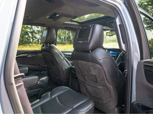 Used 2016 Cadillac Escalade Platinum RWD image 18