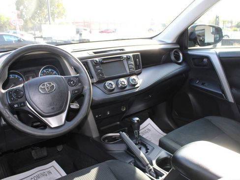 Used 2018 Toyota RAV4 LE w/ All Weather Liner Package FWD image 18