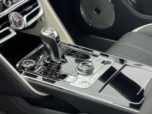 Used 2025 Bentley Flying Spur Plug-In Hybrid image 35