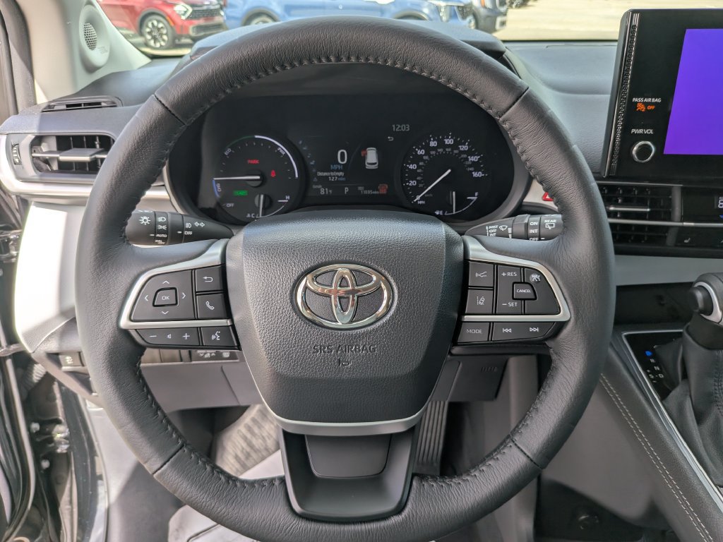 Used 2026 Toyota Sienna XLE FWD image 35