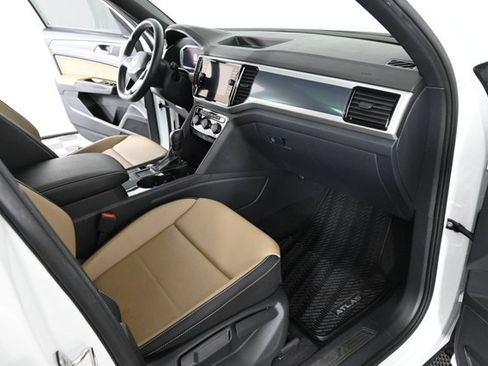 Certified 2022 Volkswagen Atlas Cross Sport SE w/ Panoramic Sunroof Package image 12