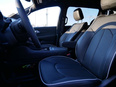 New 2026 Chrysler Pacifica Limited image 9