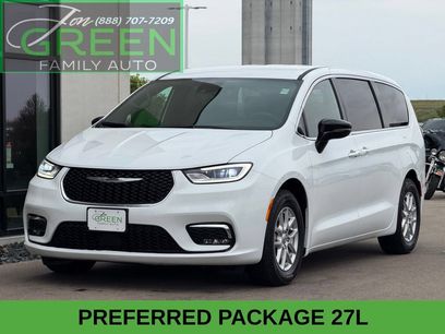 Used 2025 Chrysler Pacifica Select