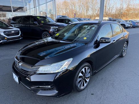 Used 2017 Honda Accord Touring image 9