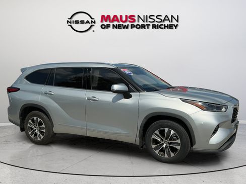 Used 2021 Toyota Highlander XLE AWD/4WD image 22