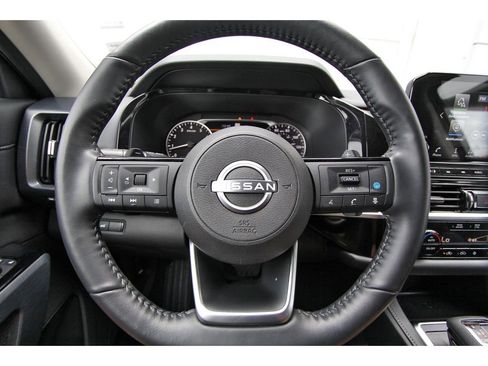 Used 2025 Nissan Pathfinder SL image 14