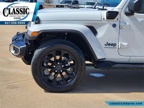 Used 2025 Jeep Wrangler Sahara image 11