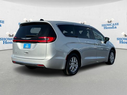 Used 2024 Chrysler Pacifica Touring-L image 8