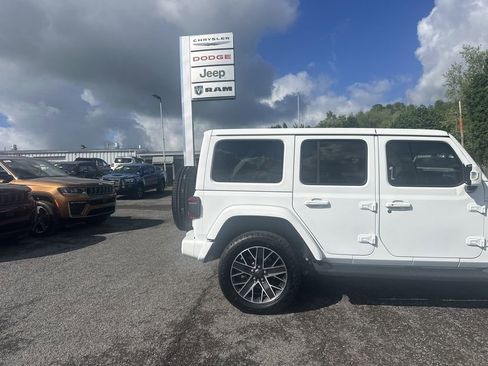 Used 2023 Jeep Wrangler Unlimited Sahara AWD/4WD image 4