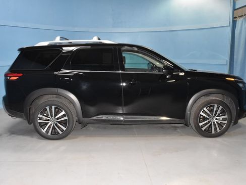 Certified 2025 Nissan Pathfinder Platinum w/ Black Appearance Package AWD/4WD image 22