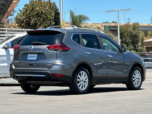 Used 2018 Nissan Rogue SV w/ Premium Package FWD image 5