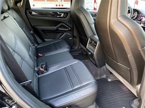 Used 2022 Porsche Cayenne Platinum Edition image 26