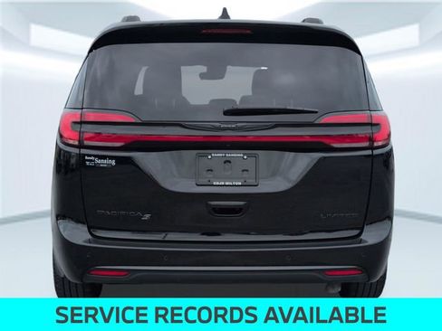 Used 2025 Chrysler Pacifica Limited FWD image 4