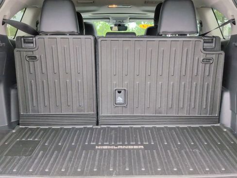Used 2024 Toyota Highlander XLE FWD image 34