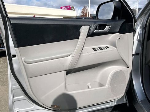 Used 2012 Toyota Highlander FWD image 19